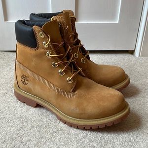 Timberland classic, women’s boots. Worn 1x, like new